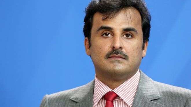 اندلعت الأزمة الحالية بعد نقل تصريحات عن أمير قطر الشيخ تميم بن حمد آل ثاني انتقد فيها "العداء" الأميركي تجاه إيران
